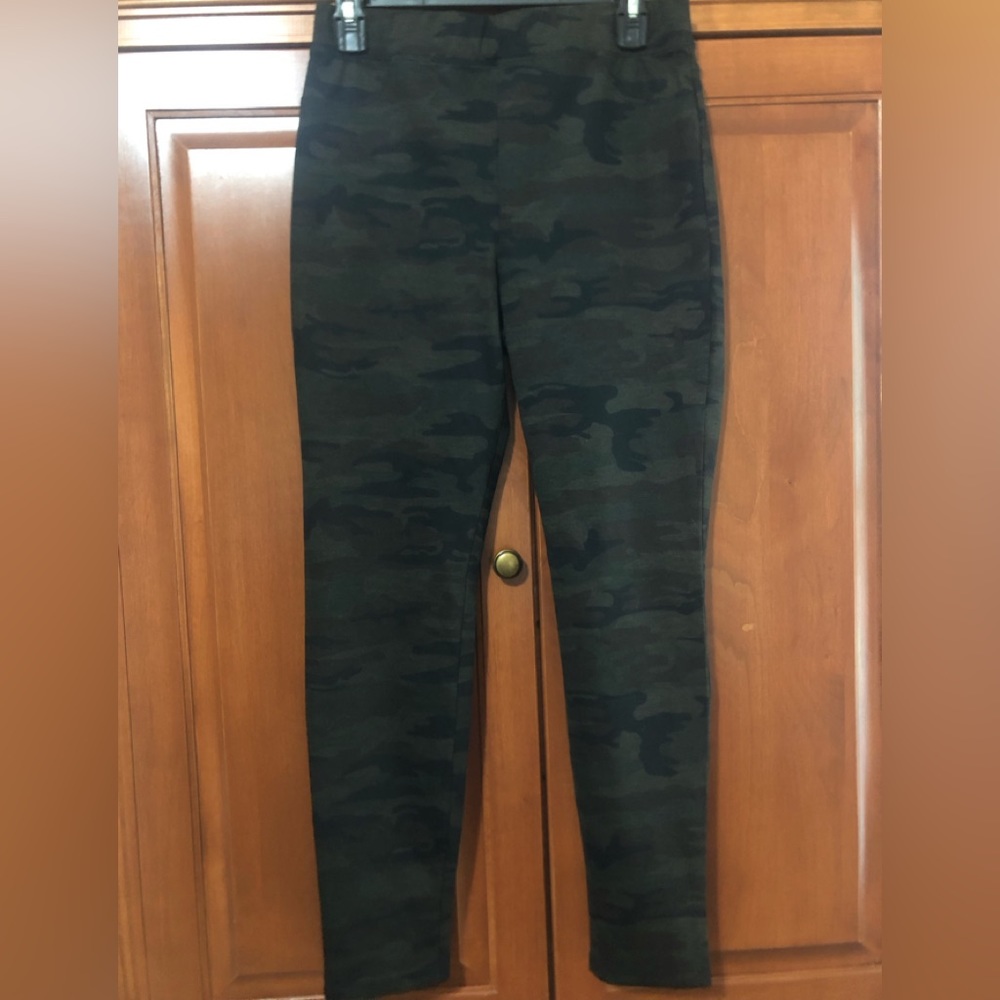 Sanctuary Dark Green Camo Pants Size Medium